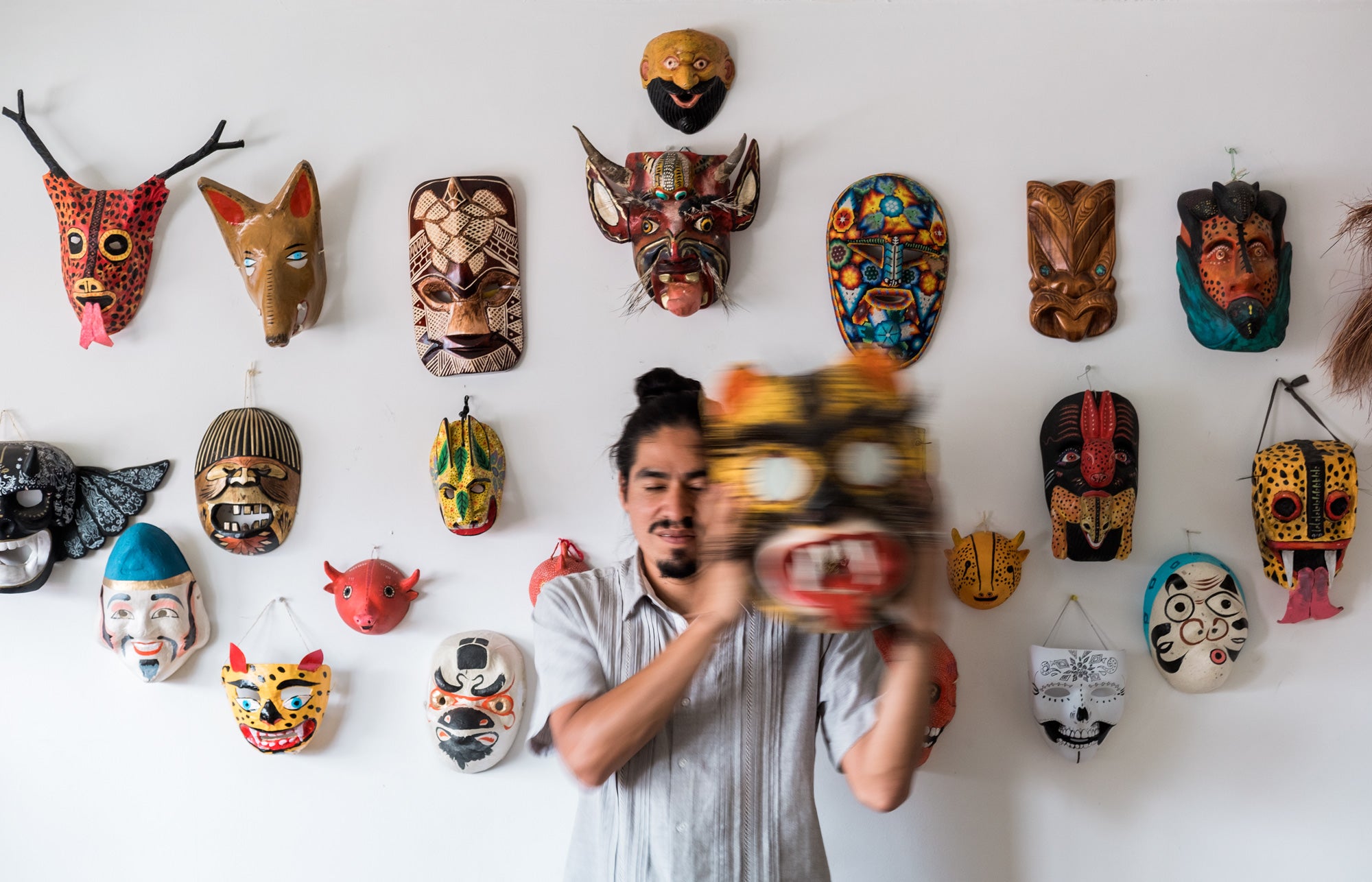 Edgar Flores, Saner, con máscaras de su obra — artista mexicano de Los Diez Sagrados